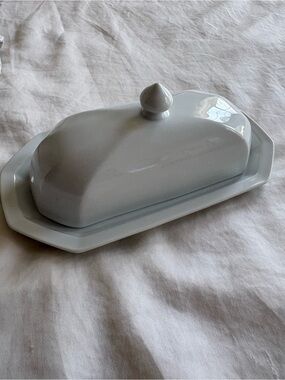 Savoir Vivre Celina 1/4 Lb wide Covered Butter dish with Knob Lid